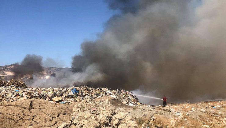 Güngör Çöplüğündeki yangın devam ederken, rüzgarın etkisi ile yayılma eğilimi gösteriyor