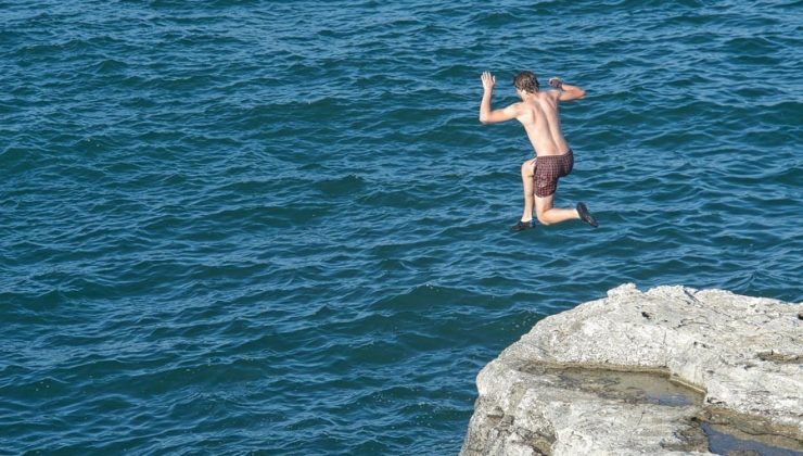 Girne’de yaklaşık 4 metre yükseklikteki kayalıklardan denize atladı başını çarparak yaralandı