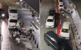 Larnaka Havaalanı’nda görev yapan taksicilerin yol kenarında masa ve sandalye koyarak kahve keyfi yapmaları tepki topladı