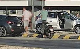 Hamitköy çemberinde araç sürücüsü refüjde bulunan direğe çarptı