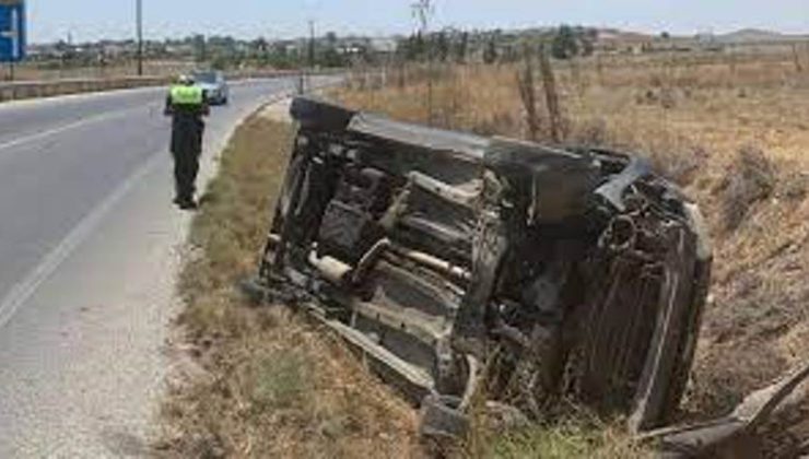 İskele – Ercan Anayolunda dikkatsizlik kaza getirdi ve toprak sete çarpan kamyonet yan yattı 1 yaralı