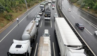 İstanbul yolunda trafiği kilitleyen kaza: Kilometrelerce kuyruk oluştu