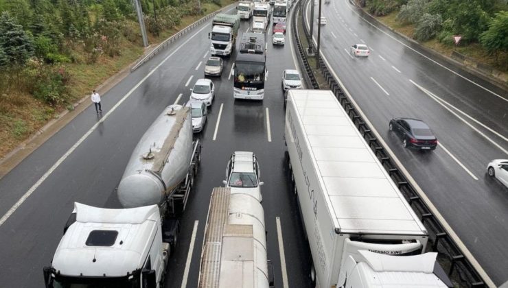 İstanbul yolunda trafiği kilitleyen kaza: Kilometrelerce kuyruk oluştu