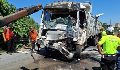 Kocaeli’de korku dolu anlar! Kamyon, TIR’a çarptı: 1 yaralı