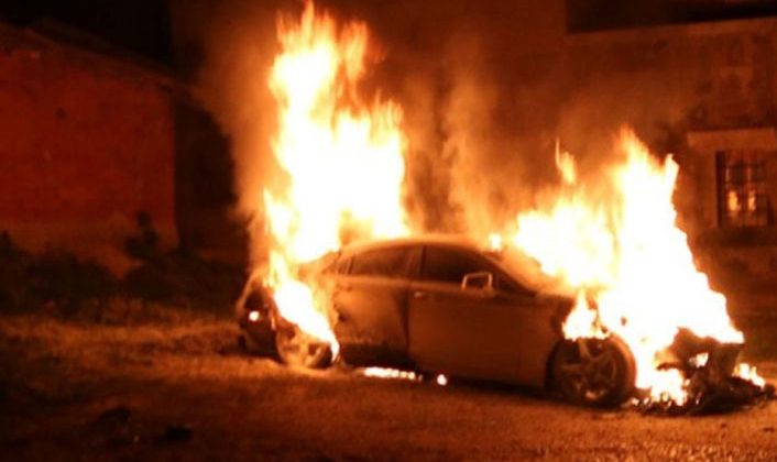 Lefkoşa ve Girne’de seyir halindeki iki araç yandı araçlar itfaiye ile çevre sakinleri tarafından söndürülü