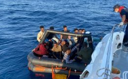 Deniz yoluyla gelen 23 düzensiz mülteci yakalandı