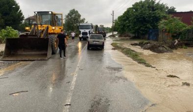 Sakarya’da sağanak: Dereler taştı, yollar göle döndü