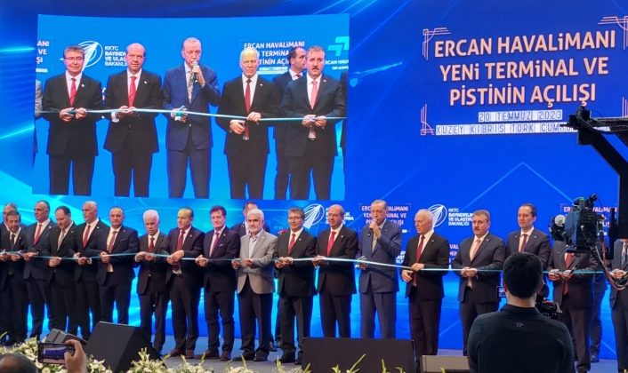 Ercan Havalimanın uzun yıllardır yapımı tamamlanması beklenen terminal binası ile yeni pisti nihayet düzenlenen törenle açıldı