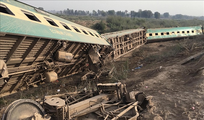 Pakistan’da tren raydan çıktı! 22 ölü 100 yaralı var