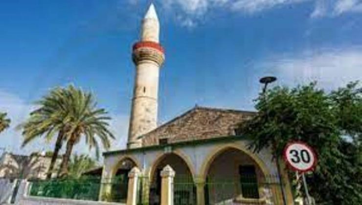 Limasol’da camiye moltotof kokteyili ile saldırı oldu Cami’nin kapı ve duvarında hasar meydana geldi