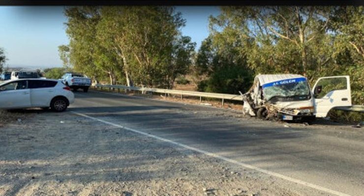 Gönyeli – Girne Boğaz Anayolunun 5-6 Km’lerinde karşı şeride geçen araç feci kazaya neden oldu