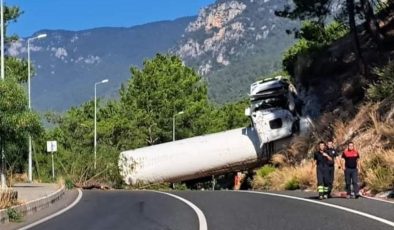 Gökova’da faciadan dönüldü, doğalgaz yüklü kamyon üst yoldan alt yola uçtu