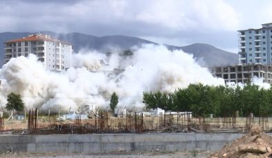 Malatya’da ağır hasarlı 2 bina dinamit kullanılarak yıkıldı