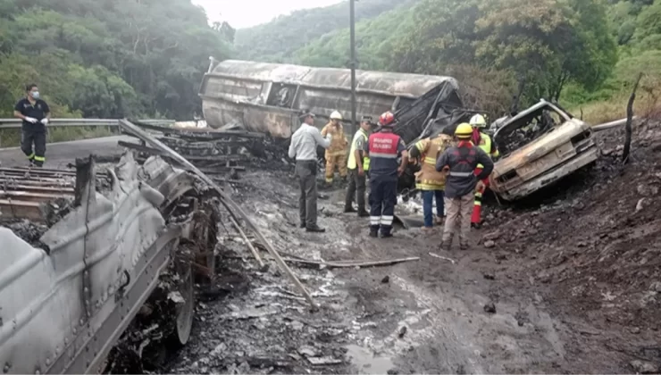 Meksika’da zincirleme trafik kazasında yakıt tankeri devrildi: 8 kişi yanarak can verdi
