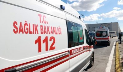 Minibüs ile kamyonet çarpıştı: 17 yaralı