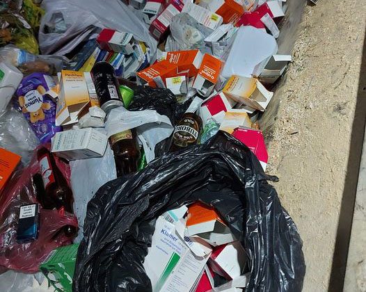 Lefkoşa’da çöp konteyneri içerisinde kapağı kesilmiş ilaçlar bulundu, LTB temizlik işçileri ilaçları polise teslim etti