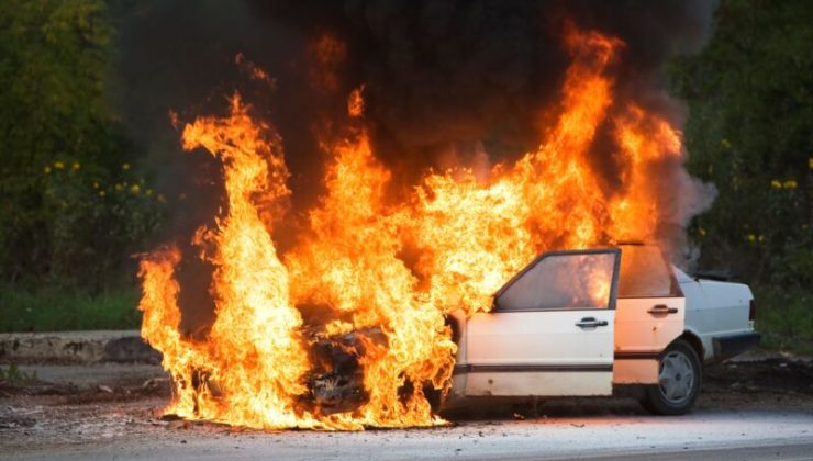 Girne’de park halindeki araç muhtemelen motor bölümündeki elektrik aksamlarının kısa devre yapmasından dolayı yandı
