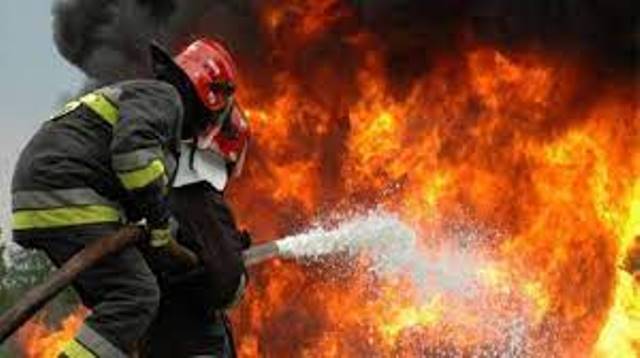 İskele’de bir alış veriş merkezinin arka kısmındaki bir arazi içerisinde tedbir alınmadan yapılan kaynak yangına neden oldu