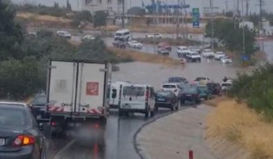 Çanakkale sele teslim oldu: Yollar su altında kaldı