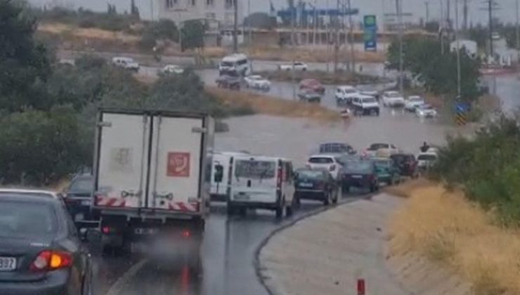 Çanakkale sele teslim oldu: Yollar su altında kaldı