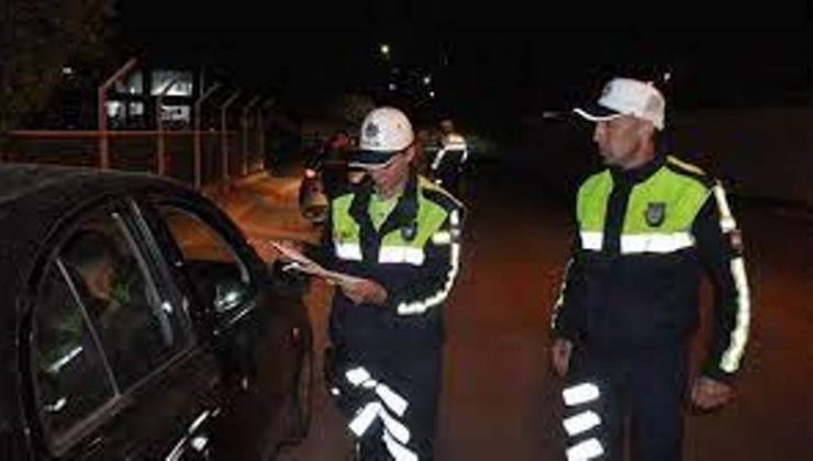 Lefkoşa, Gazimağusa, Girne, Güzelyurt ve İskele’de gerçekleştirilen asayiş ve trafik denetimlerinde toplamda 2 bin 455 araç sürücüsü kontrol edildi 215 araç trafikten men edildi.