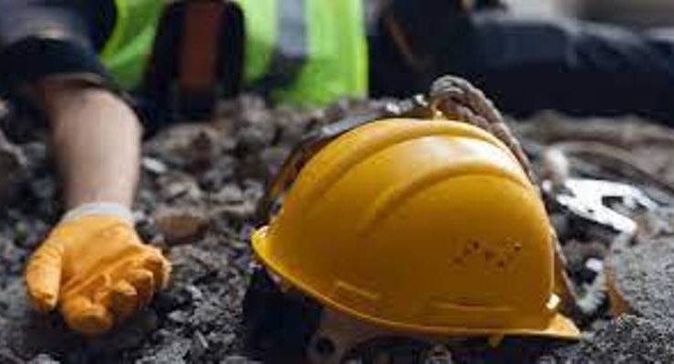 Küçük Erenköy’de bir inşaatta çalıştığı sırada dengesini kaybeden 35 yaşındaki Selçuk Toprak beton zemine düşerek yaralandı.Küçük Erenköy’de