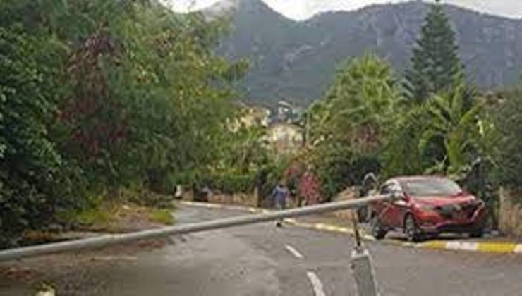 Karmi bölgesinde sokak aydınlatma direği yola devrildi
