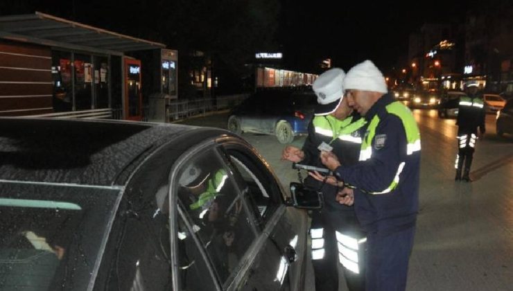 Trafik denetiminde 1745 araç sürücüsünü kontrol eden polis ekipleri 437 sürücüyü çeşitli suçlardan rapor etti, 4 sürücü tutuklanırken 72 araç da trafikten men edildi.