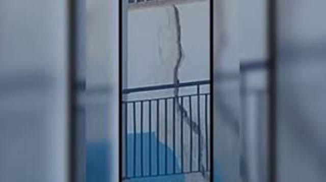 Türk Maarif Koleji duvarı boydan boya yarılarak öğrenciler için ciddi tehlike oluşturdu