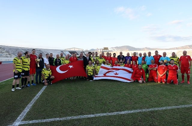 Meclis Futbol Takımı ile Londra Türk Masterleri KKTC’nin kuruluşunun 40. yıldönümünde futbol maçı yaptı