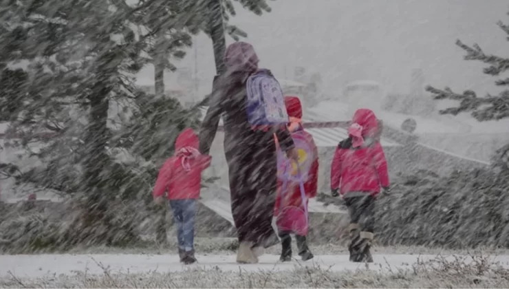 Kar yağışına teslim olan Erzurum’un 3 ilçesinde okullar bugün de tatil