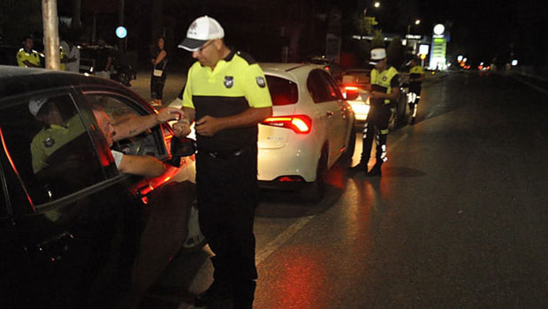 Trafik denetimlerinde 301 sürücü rapor edildi, 3 sürücü tutuklanırken 19 araç trafikten men edildi