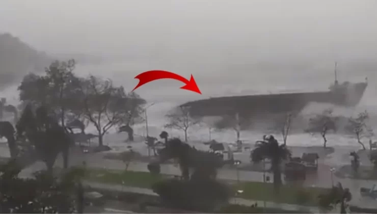 Zonguldak’ta fırtınanın etkisiyle karaya çarpan kuru yük gemisi ikiye bölündü