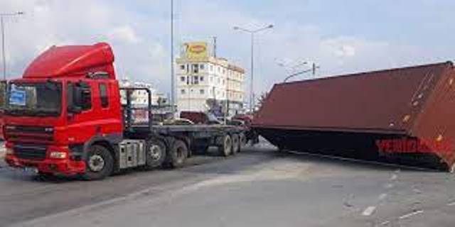 Gerekli tedbirler alınmadan Dorse’ye yüklenen konteyner Hamitköy trafik ışıklarında yola devrildi