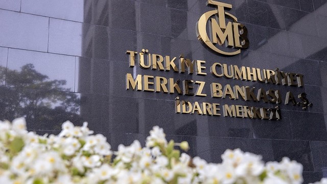 Merkez Bankası faiz kararını 250 baz puan artırdı, bir hafta vadeli repo ihale faiz oranını yüzde 40’tan yüzde 42,5 düzeyine yükseltti.