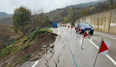 Bartın- Cide kara yolunda korkutan manzara! Ulaşım tek şeride düşürüldü