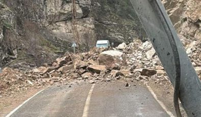 Facianın eşiğinden dönüldü! Yamaçtan düşen kayalar yolu kapattı