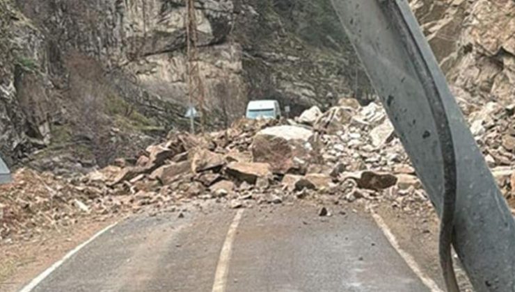 Facianın eşiğinden dönüldü! Yamaçtan düşen kayalar yolu kapattı