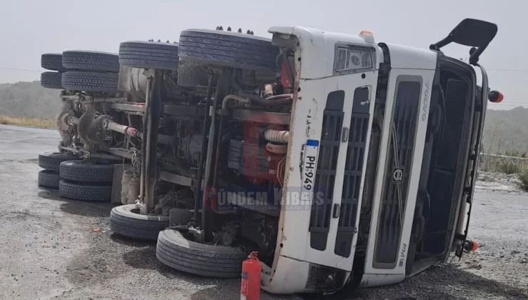 Girne – Değirmenlik Anayolunda kum yüklü kamyon devrildi