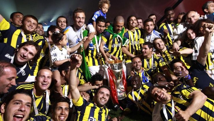 Fenerbahçe – Kayserispor maçında Fenerbahçe taraftarı ikiye bölündü, bir kısım yönetim istifa derken diğer grup istifa diyen gruba tepki göstertti