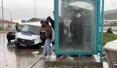 Minibüs kaldırımdaki yayalara çarptı: 1 ölü, 2 yaralı