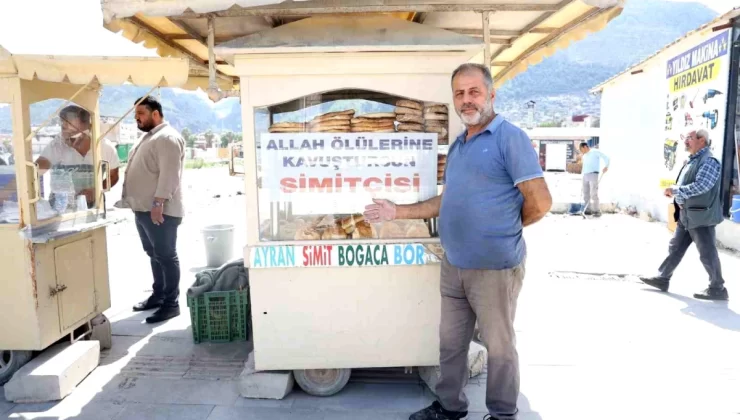 15 yıldır aynı lafı söyleyerek satış yapıyor: 1 simit alana “Allah ölülerine kavuştursun”, 4 simit alana “Allah korusun”