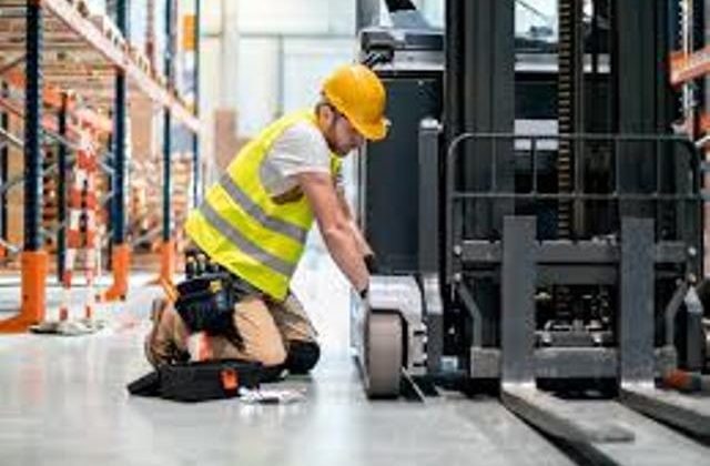 Forkliftin tekerleği üzerinden geçen işçi ağır yaralandı