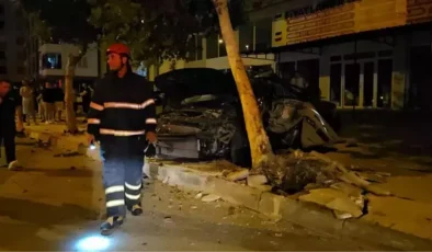 Çorum’da gece yarısı feci kaza! Ağaca çarpan otomobil, 2 kişiye mezar oldu