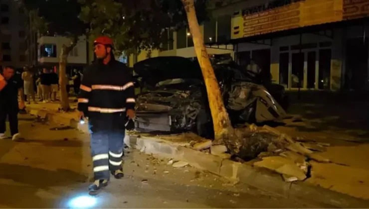 Çorum’da gece yarısı feci kaza! Ağaca çarpan otomobil, 2 kişiye mezar oldu