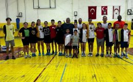 LEFKOŞA BADMİNTON KULÜBÜ SPORCULARI HIZ KESMİYOR