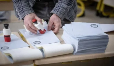 Sarıs Araştırmaya göre CHP ile AKP arasındaki fark açılıyor. Merakla beklenen anket sonuçları açıklandı