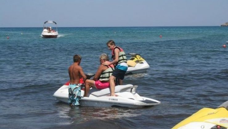 Jet Ski ile sürat yapınca T.G isimli şahıs arkasında bağlı olan bottan denize düştü