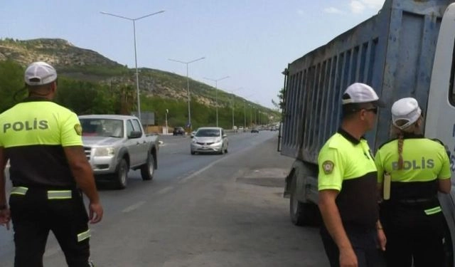 Trafik ekipleri yasalara uymayan kamyon sürücülerine göz açtırmıyor