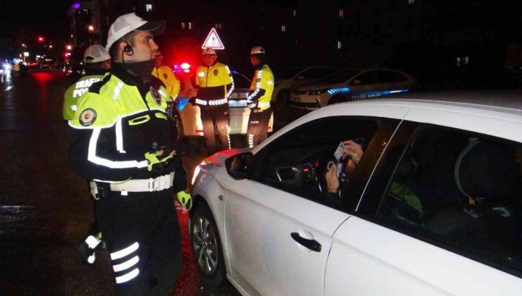 Polis bukez sürücülerin yanısıra eğlence mekanlarını, kumarhaneleri ve alkol satışı yapılan yerleri de denetledi